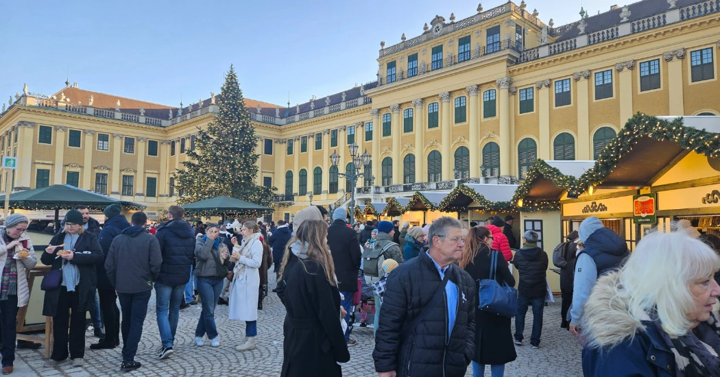 People are visiting Schönbrunn Palace on Christmas Eve. 