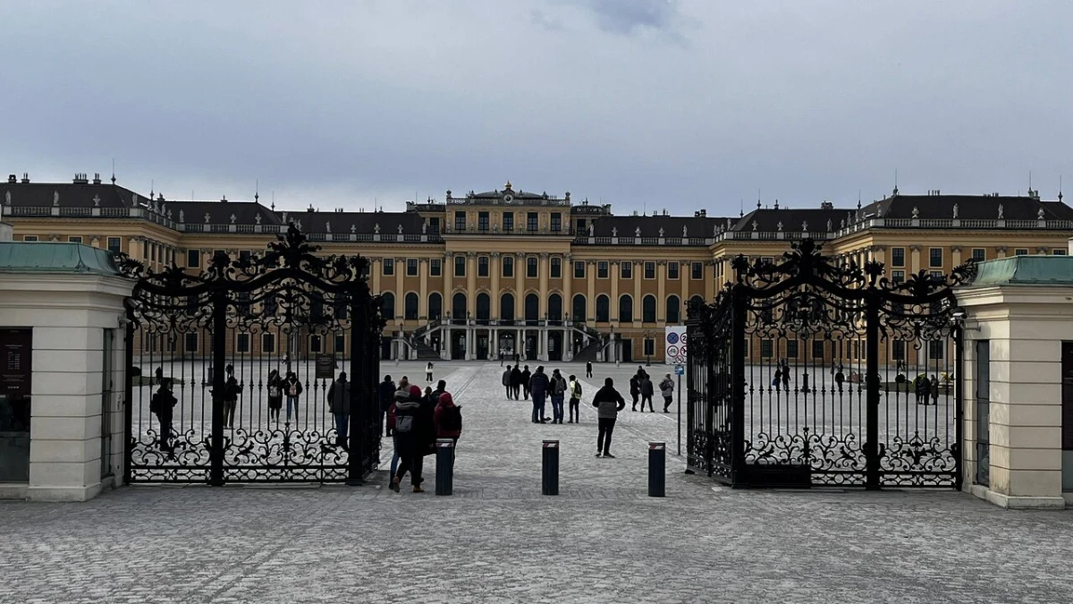 People entering inside the Schonbrunn Palace entrance.