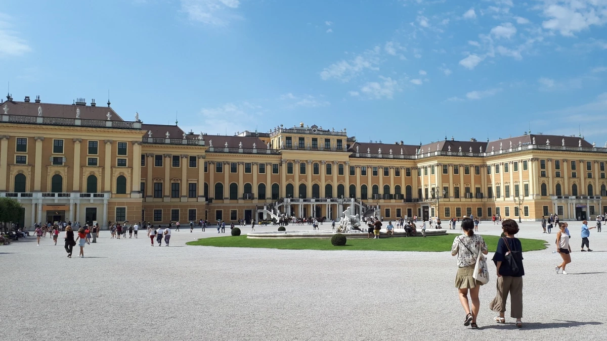 The crowd entering inside the Schönbrunn Palace.