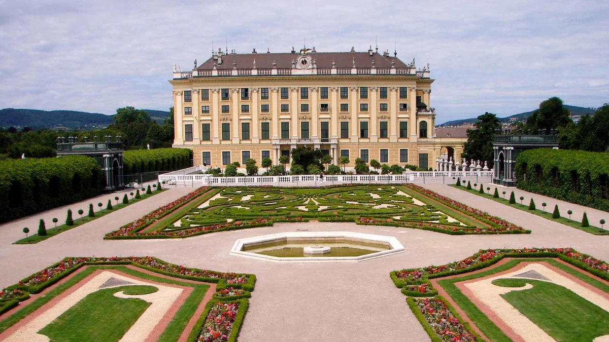 A front view of Schinbrunn Palace.